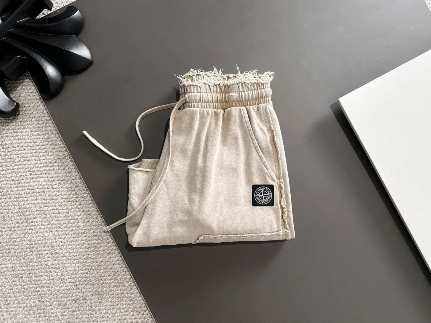 🅿️330 shipped next day, high quality Stone lsland/Stone Island 2025 spring and summer new elastic band casual color-washed loose shorts, two needle stitches at the trouser hem, fine and firm stitching, counter-customized fabrics with high breathability and comfort, impeccable details, brand element design concept, reflecting high quality. It feels delicate and soft! It presents a casual cut and the upper body shape is great! Size: S-XXL